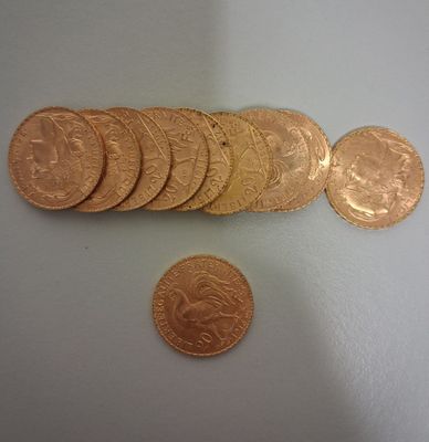 un grand nombre de pièces de monnaie posées sur une table les unes à côté des autres