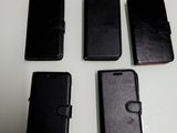 Quatre téléphones portables sont alignés sur une table blanche