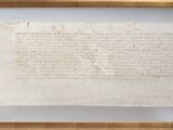un gros plan sur une feuille de papier encadrée, accrochée au mur