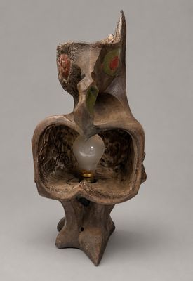 une image représentant une sculpture représentant un vase contenant une ampoule