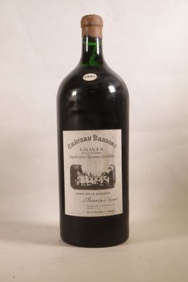 une bouteille de vin posée sur une table