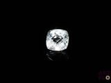 gros plan d'un diamant blanc sur une surface noire