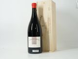 une bouteille de vin posée à côté d'une caisse en bois