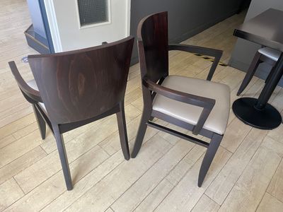 deux chaises assises l'une à côté de l'autre sur un plancher en bois