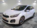une voiture blanche est garée dans une pièce au sol à carreaux