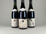 trois bouteilles de vin posées sur une table
