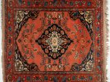 un tapis rouge orné d'un médaillon