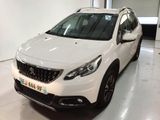 la voiture blanche est garée dans le garage de l'immeuble