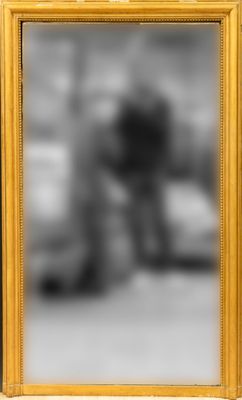 Miroir de cheminée en bois stuqué doré, mouluré d'une frise …
