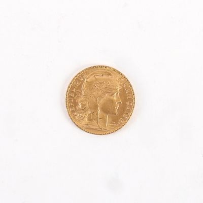 une pièce d'or avec l'image d'une femme dessus