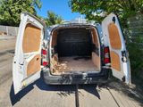 une camionnette blanche garée sur le bord de la route