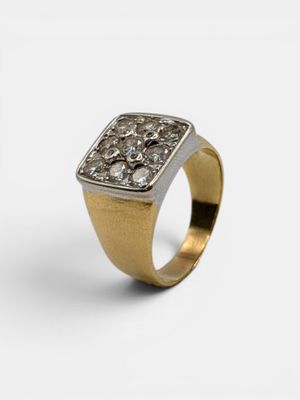 un gros plan d'une bague en or et en argent sertie de diamants