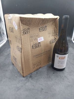 une bouteille de vin à côté d'une boîte en carton