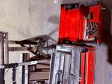 une boîte à outils rouge posée sur une table en métal