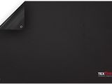 un gros plan sur un tapis de souris noir dont un coin est noir