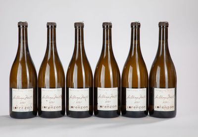 six bouteilles de vin alignées sur une table