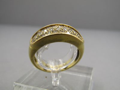 une image représentant une bague en or sertie de diamants, posée sur un socle transparent