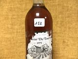 une bouteille d'alcool posée sur une table