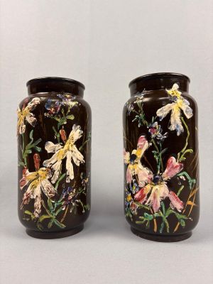 Paire de vases en céramique émaillée avec décor de fleurs pe…