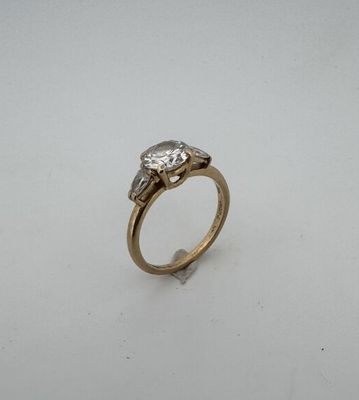 gros plan d'une bague en diamant sur une surface blanche