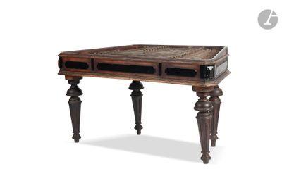 l'image d'une table en bois surmontée d'un tiroir