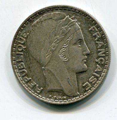 une vieille pièce d'argent portant une tête de femme