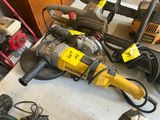 de nombreux outils posés sur une table