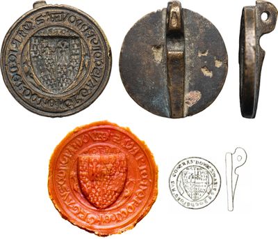 une image représentant un ensemble d'objets métalliques, notamment un sceau, un tampon et un couteau