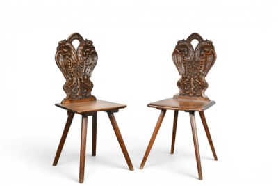 deux chaises en bois avec un dossier et des pieds sculptés, sur fond blanc