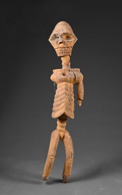 une figurine en bois représentant un homme avec une tête et un torse