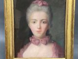 portrait d'une femme en robe rose dans un cadre doré