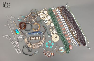 de nombreux types de colliers et de bracelets sur la table
