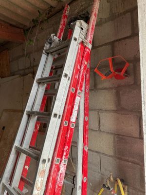 une échelle appuyée contre un mur