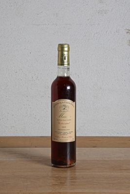 une bouteille d'alcool posée sur une table en bois