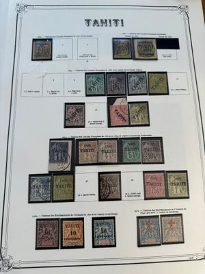 une image d'une feuille de timbres sur une table