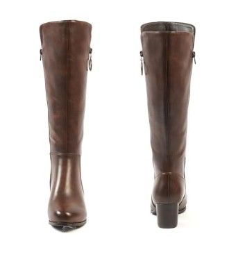 une paire de bottes en cuir marron pour femme, avec des fermetures éclair