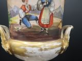un vase avec un tableau posé sur un support