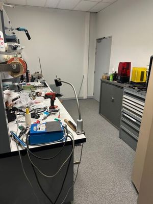 une photo d'un laboratoire dont le plan de travail est encombré