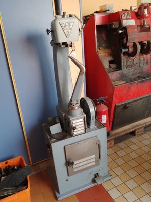une machine qui se trouve dans le coin d'une pièce