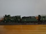 un petit train miniature posé sur une table en bois