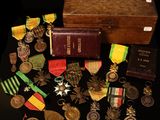 un assortiment de médailles et de médailles est exposé sur une table