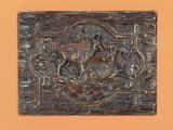 une plaque métallique sur laquelle est représenté un cerf