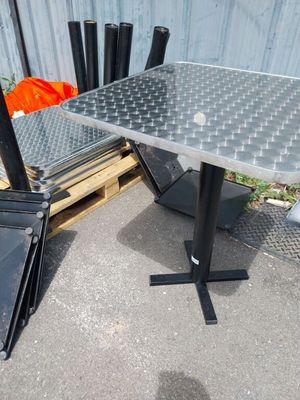 une table posée sur une palette à côté d'autres palettes