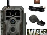 une photo d'une caméra de surveillance de sentier accompagnée d'un chargeur et d'autres accessoires