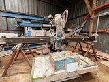une machine qui se trouve au milieu d'un bâtiment