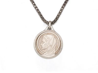 collier avec une pièce suspendue à une chaîne, sur fond blanc