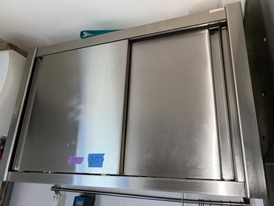 une armoire en acier inoxydable surmontée de deux portes