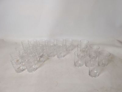 un grand nombre de verres posés sur une table