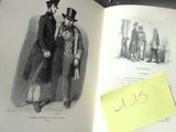 un livre sur lequel figure la photo de deux hommes debout l'un à côté de l'autre