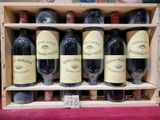 plusieurs bouteilles de vin dans une caisse en bois
